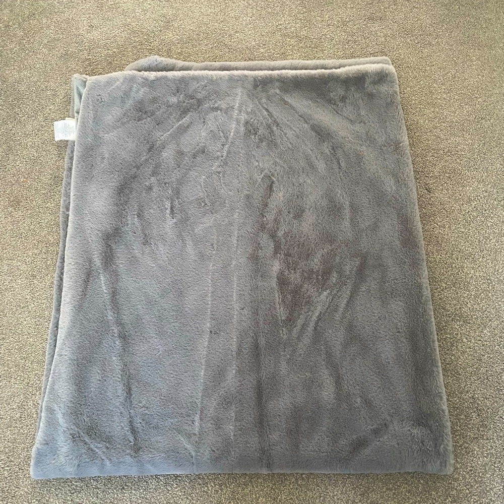 Blanc & Bleau plush Throw 60” by 50”